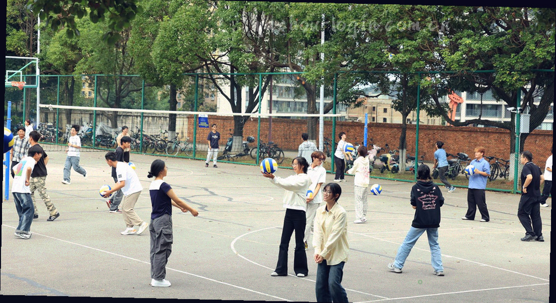 高原云层与信号波纹交叠的抽象合成画面
